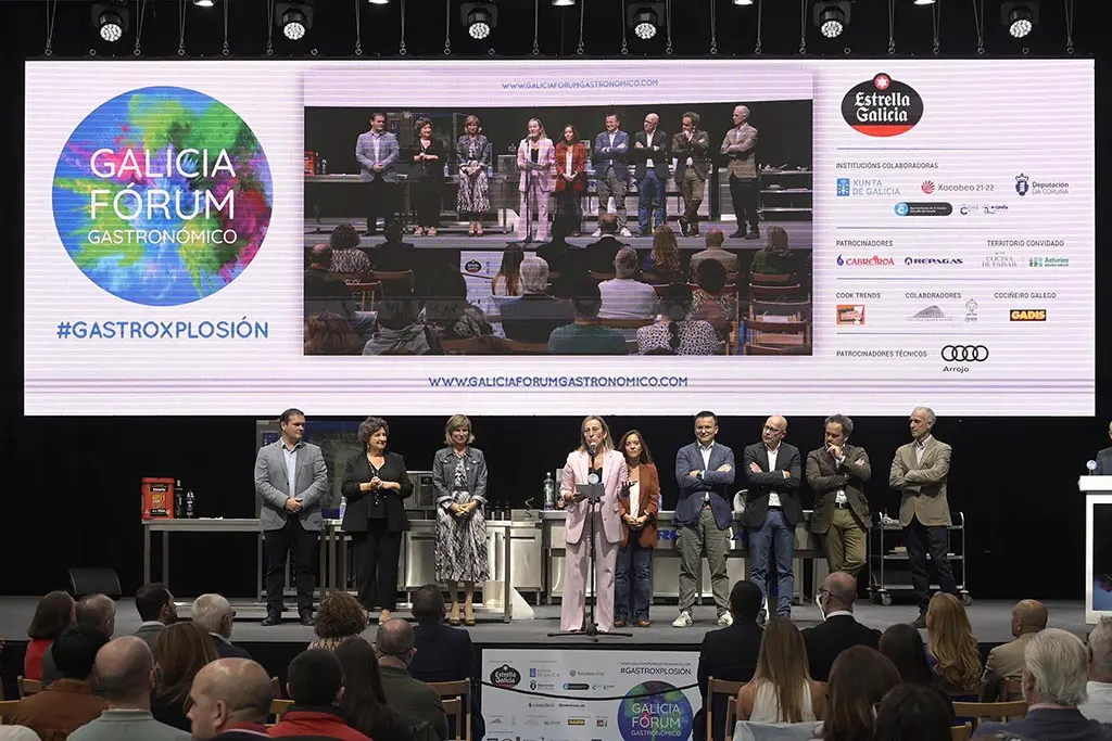 A conselleira de Infraestruturas e Mobilidade, Ethel Vázquez, acompañada do conselleiro do Medio Rural, José González e da directora de Turismo, Nava Castro, participan na inauguración do Galicia Fórum Gastronómico.