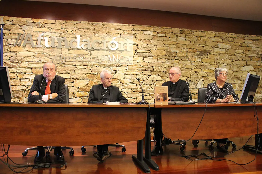 La mesa para la presentación de los volúmenes.