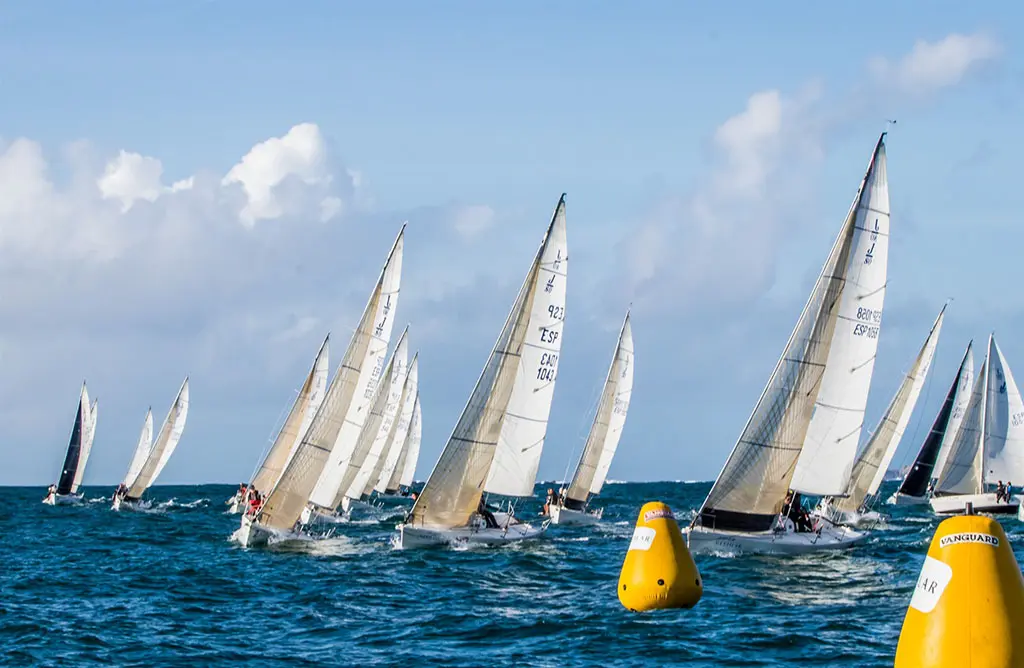 La mayoría de los pasos por boya fueron muy ajustados - Foto © Rosana Calvo 
