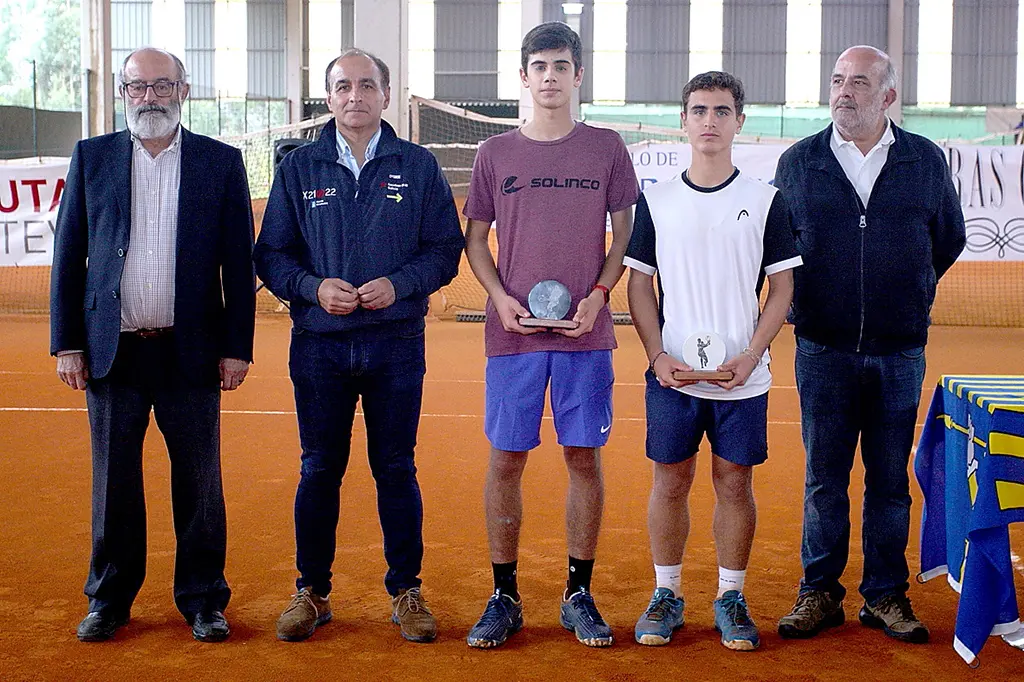 Morgado y Bernardo con las autoridades (medios)