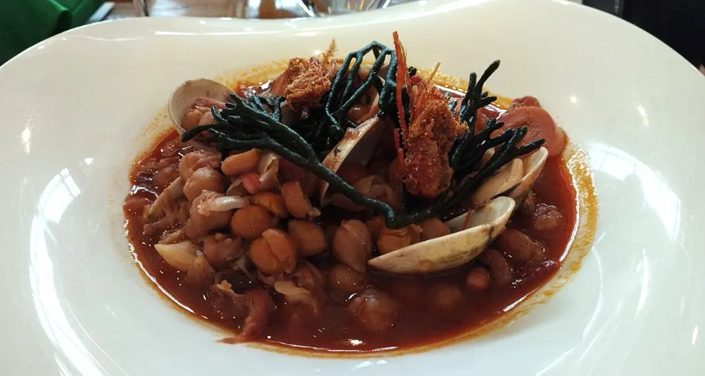 Guiso de polbo e ameixas de pecaadeRías con garbanzos e carabinero crocante.