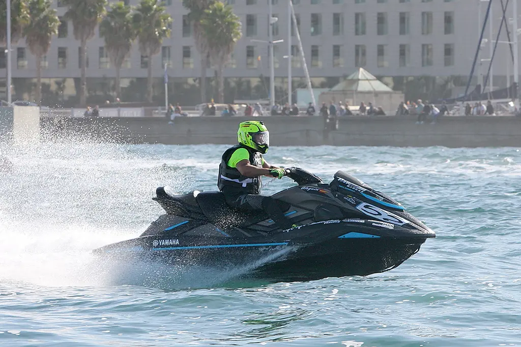 Juan Aloguín pasando por delante del espigón vigués.