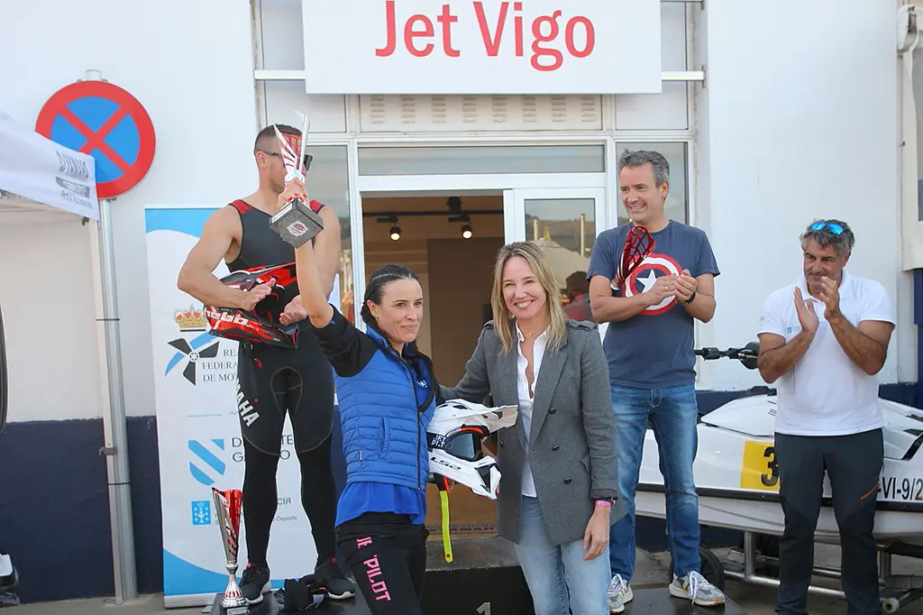 Sandra Fernández con Fernández-Tapias (medios)