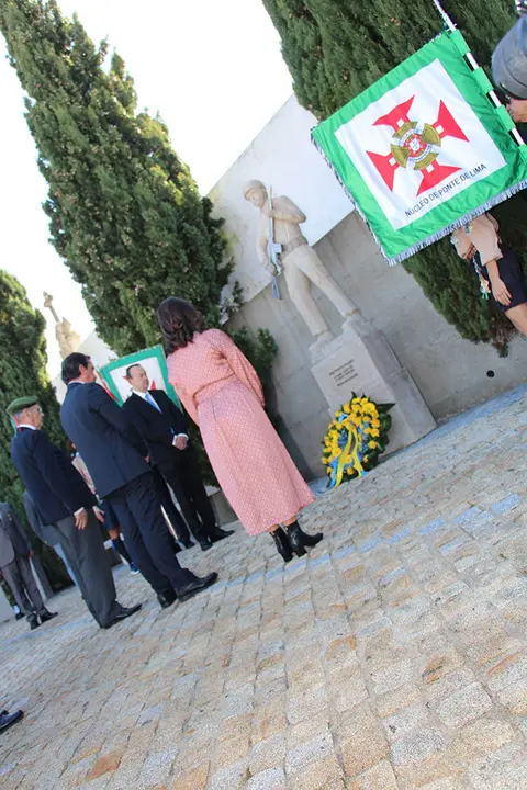 Tras la inauguración del monumento, se hizo una ofrenda floral y una trompeta milit