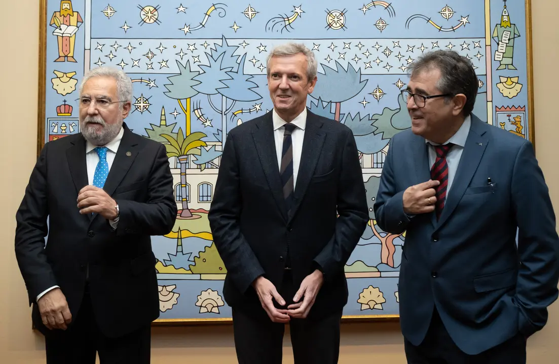 O presidente do Goberno galego, Alfonso Rueda, acompañado do conselleiro de Cultura, Educación, FP e Universidades, Román Rodríguez, y el presidente del Parlamento Gallego, Miguel Santalices, asiste á inauguración da exposición A nosa arte: Colección do Parlamento de Galicia. Sede de Afundación, 24/11/22.