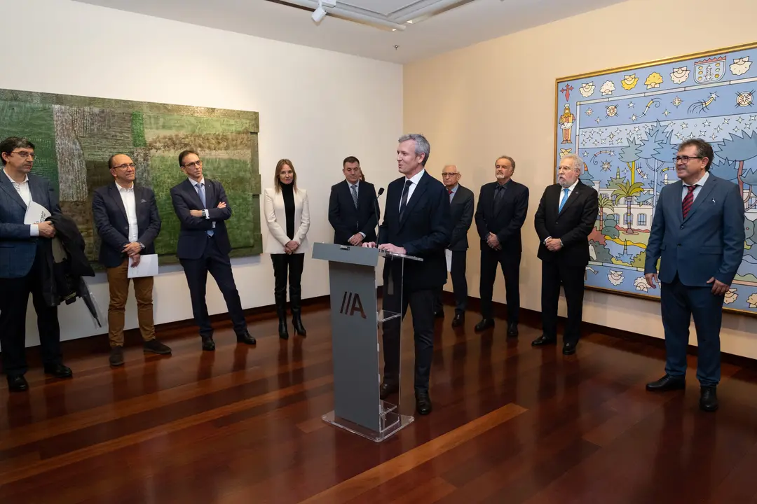 O presidente do Goberno galego, Alfonso Rueda, acompañado do conselleiro de Cultura, Educación, FP e Universidades, Román Rodríguez, asiste á inauguración da exposición A nosa arte: Colección do Parlamento de Galicia. Sede de Afundación, en Vigo.