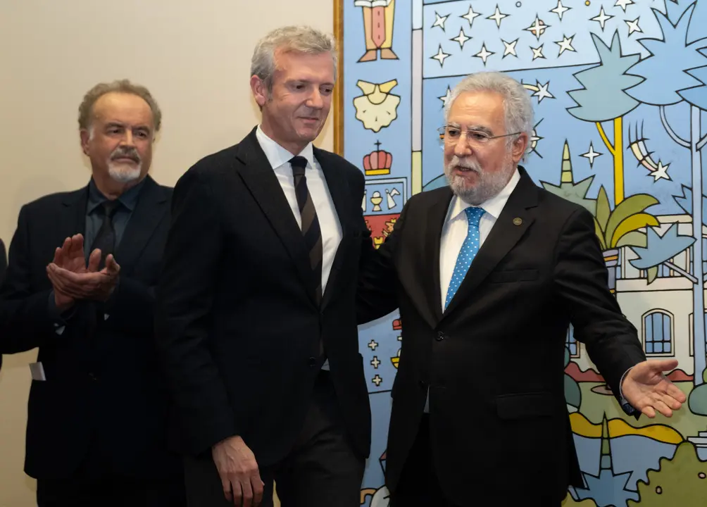 O presidente do Goberno galego, Alfonso Rueda, acompañado do conselleiro do Presidente do Parlamento de Galicia, Miguel Santalices, asiste á inauguración da exposición A nosa arte: Colección do Parlamento de Galicia. Sede de Afundación, en Vigo.