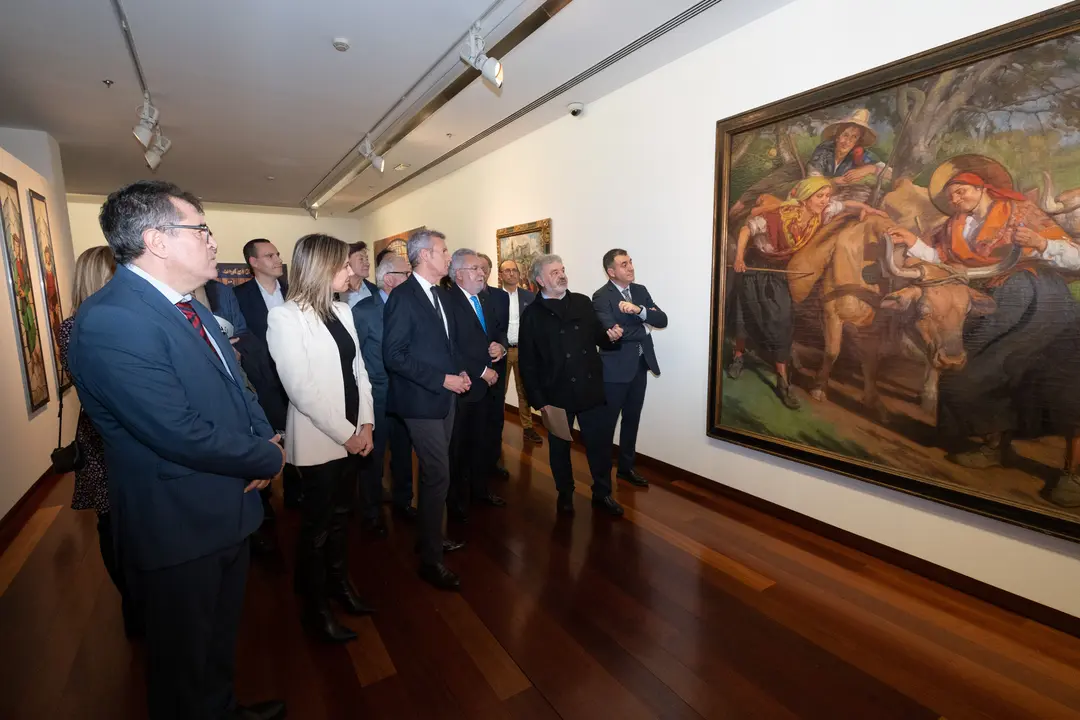 O presidente do Goberno galego, Alfonso Rueda, acompañado do conselleiro de Cultura, Educación, FP e Universidades, Román Rodríguez, asiste á inauguración da exposición A nosa arte: Colección do Parlamento de Galicia. Sede de Afundación, 24/11/22.