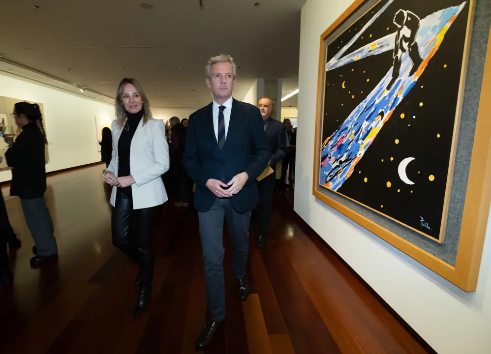 O presidente do Goberno galego, Alfonso Rueda, acompañado do conselleiro de Cultura, Educación, FP e Universidades, Román Rodríguez, asiste á inauguración da exposición A nosa arte: Colección do Parlamento de Galicia. Sede de Afundación, 24/11/22.