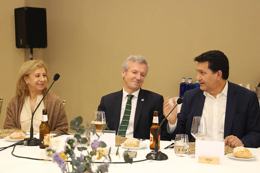 Alfonso Rueda con María Méndez, presidenta de la APG, y Miguel Ángel Rodríguez. ROBERTO LEDO.