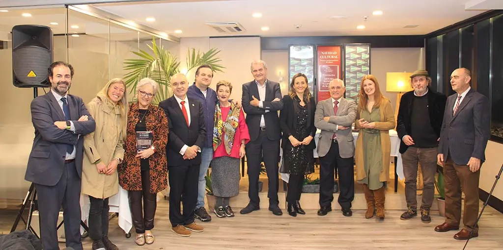 De izq. a dcha, Eugenio de Haz y su esposa Flor Espada, María José Porteiro, Roberto Ledo. Rafa Cid, Marisa Real, José Luis Gómez, Teresa Egerique, Arturo Maneiro, Teresa Egerique, Anxe Vence y Ceferino de Blas.