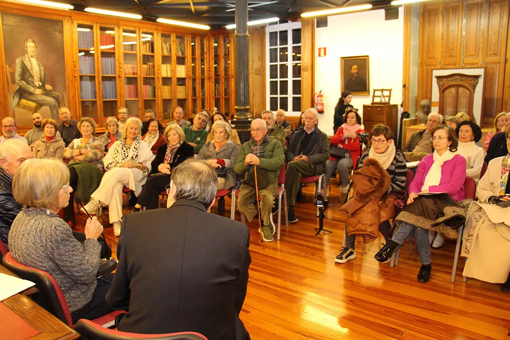 El público abarrotó la Biblioteca Municipal de Artes y Oficios de Vigo.