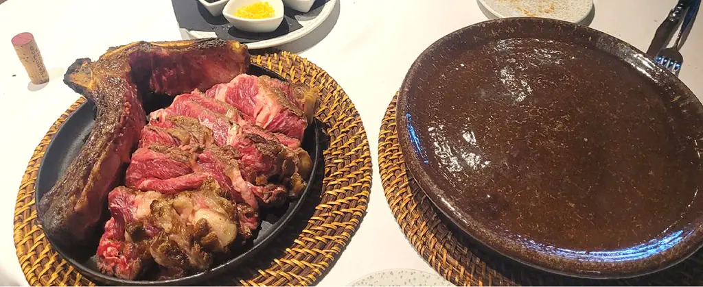Chuletón de vaca vieja Premium asado a la parrilla, en Zebú. .