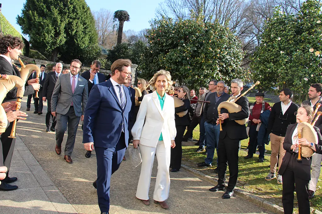 La ministra da Coesão Territorial, Ana Abrunhosa, y el alcalde de Ponte de Lima, Vasco Ferrás, entrando en el auditorio para el acto institucional.