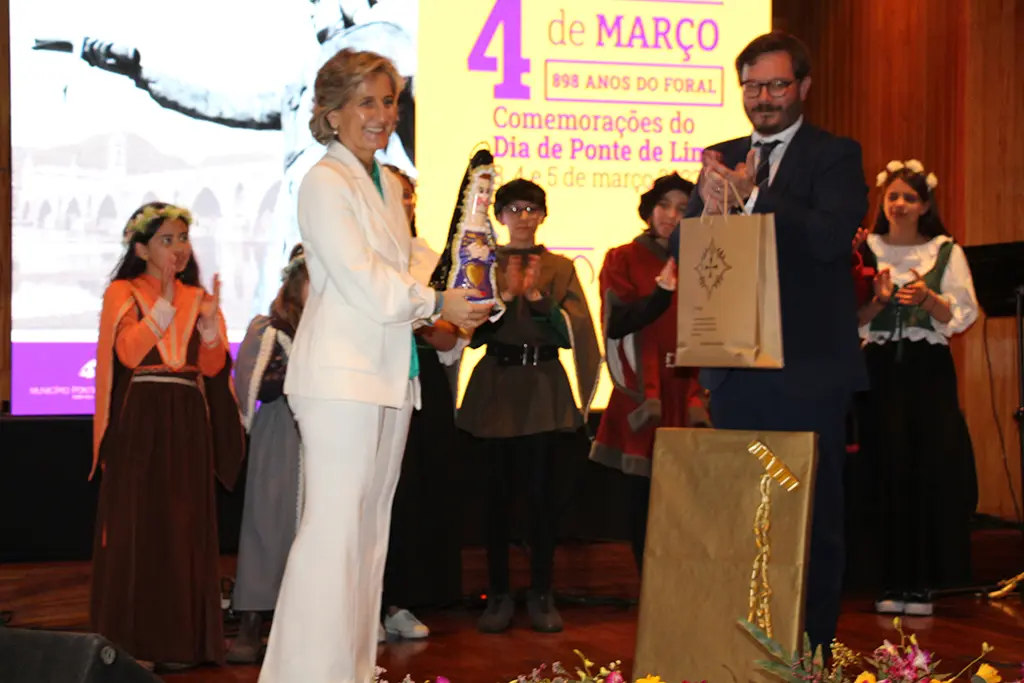 La Ministra da Coesão Territorial, Ana Abrunhosa, recibe como obsequio de manos del alcalde de Ponte de Lima, Vasco Ferrás, una figura artesana de la rainha D. Teresa.