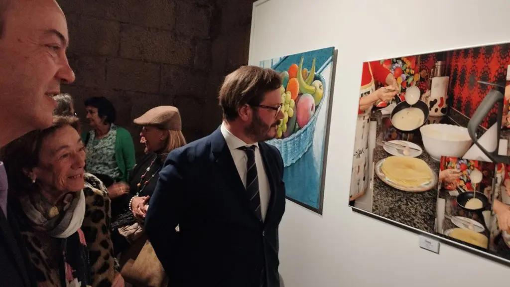 Vasco Ferrás y João Mimoso observan las fotografías de las protagonistas de la dulcería.
