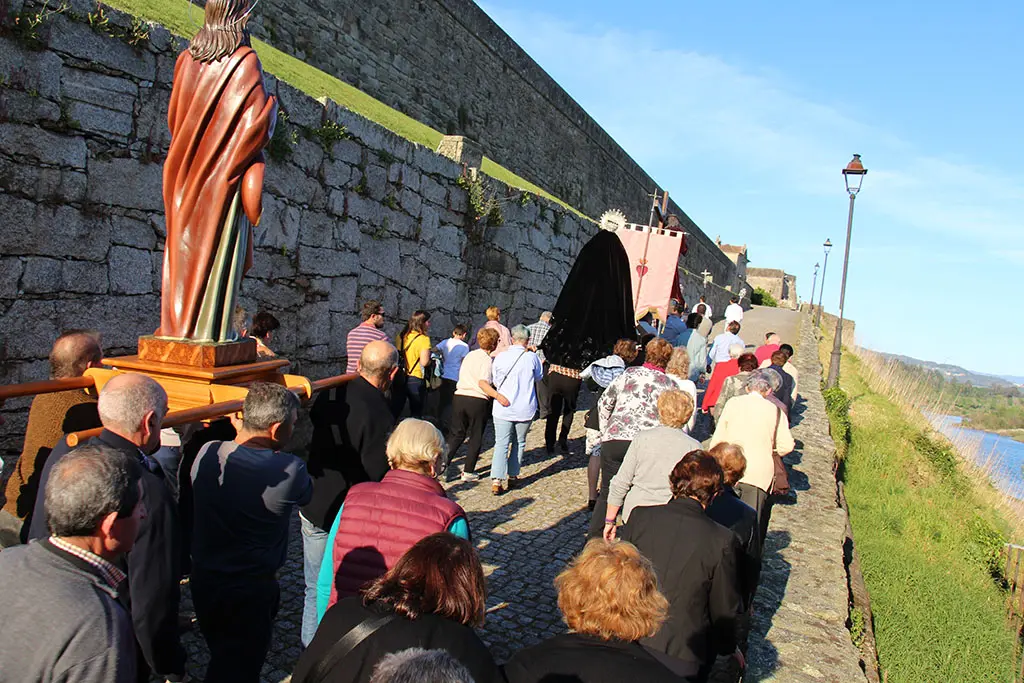 San Juan, apóstol, en último lugar de la procesión.