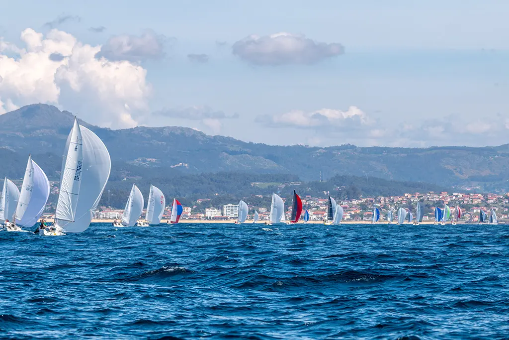 La flota de ORC navegando hoy en la bahÍa de Baiona © CLARA GIRALDO.