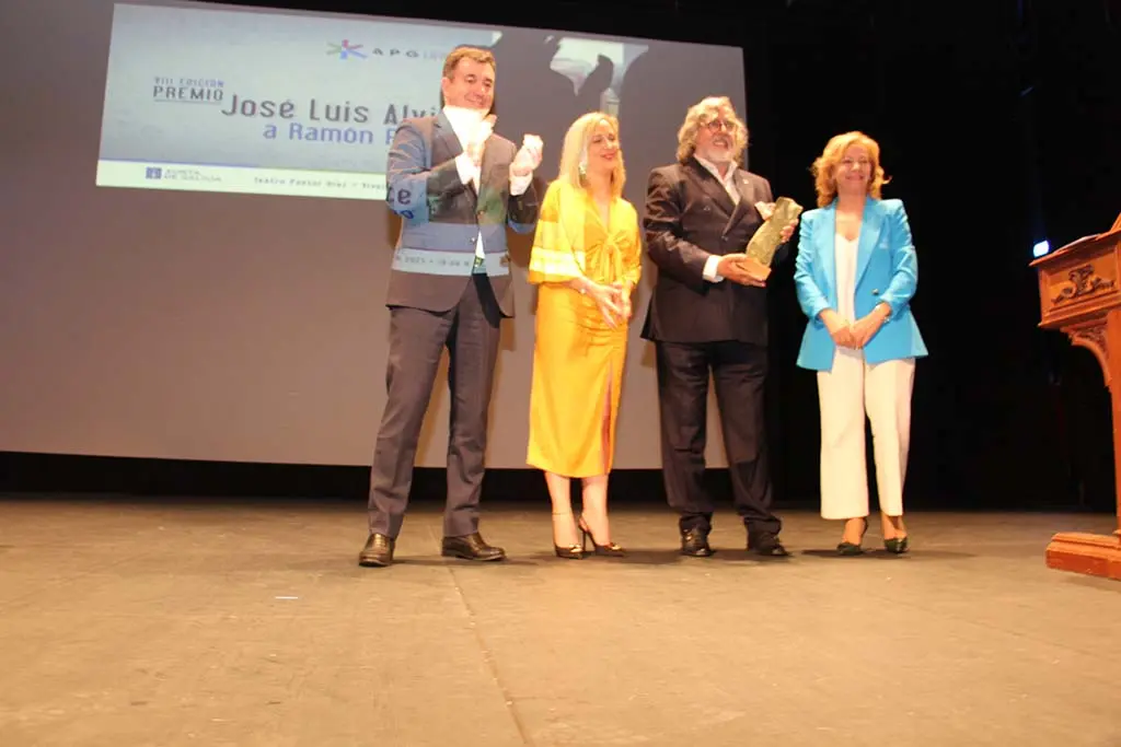 El conselleiro de Cultura, Román Rodríguez, la alcaldesa de viveiro, María Loureiro, el galardonado, Ramón Pernas, y la presidenta de la APG, María Méndez.