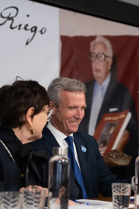 O titular do Goberno galego, Alfonso Rueda, acompañado polo conselleiro de Cultura, Educación, Formación Profesional e Universidades, Román Rodríguez, preside a sesión plenaria extraordinaria e pública da Real Academia Galega. Centro de usos múltiples Ponte de Cuñas (A Lourenzá), 17/5/2023.