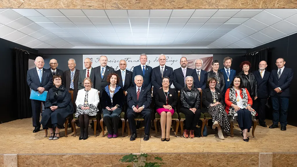 Foto de familia dos membros do pleno da Academia.