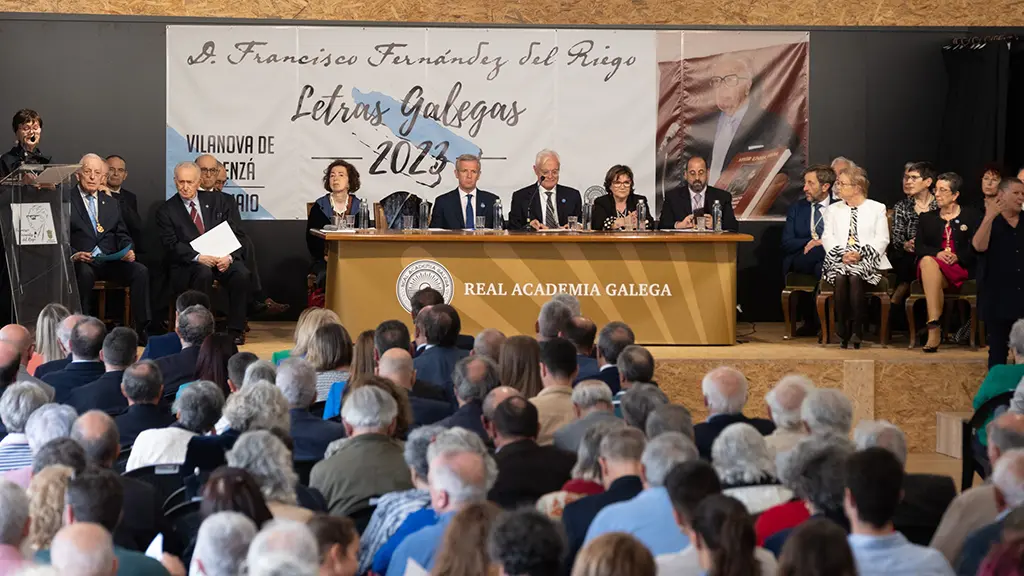O titular do Goberno galego, Alfonso Rueda, acompañado polo conselleiro de Cultura, Educación, Formación Profesional e Universidades, Román Rodríguez, preside a sesión plenaria extraordinaria e pública da Real Academia Galega. Centro de usos múltiples Ponte de Cuñas (A Lourenzá), 17/5/2023.