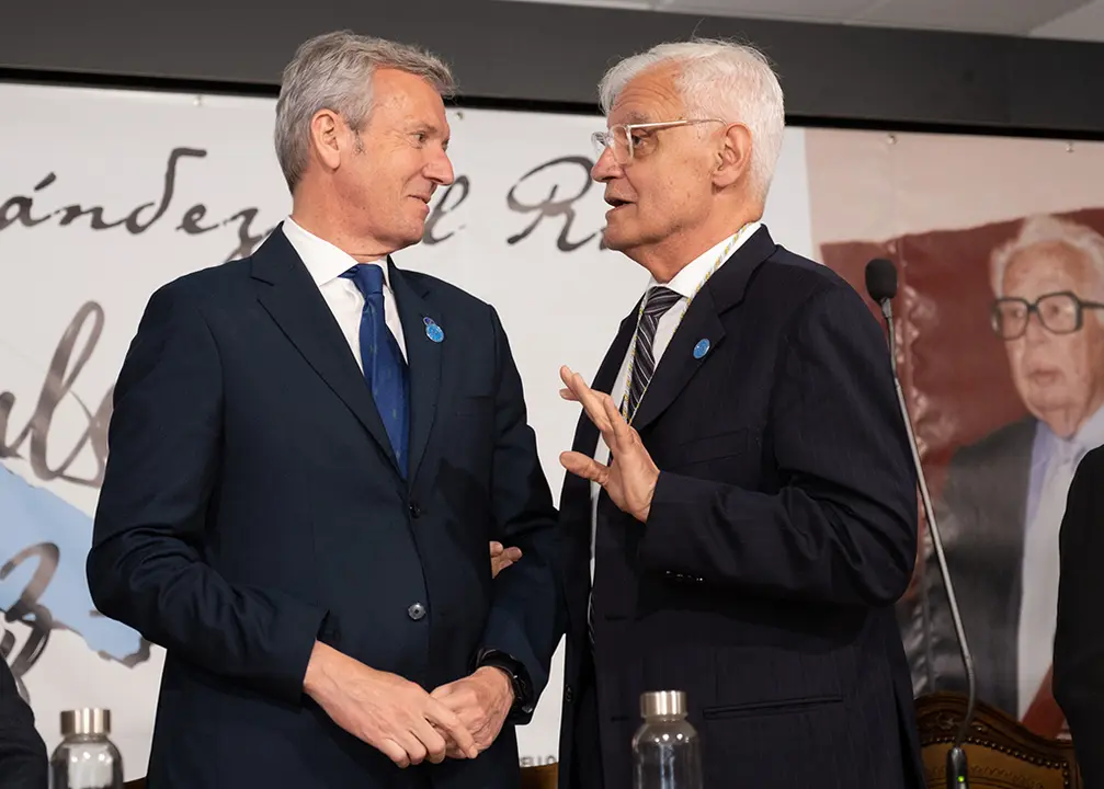 O titular do Goberno galego, Alfonso Rueda, acompañado polo conselleiro de Cultura, Educación, Formación Profesional e Universidades, Román Rodríguez, preside a sesión plenaria extraordinaria e pública da Real Academia Galega. Centro de usos múltiples Ponte de Cuñas (A Lourenzá), 17/5/2023.