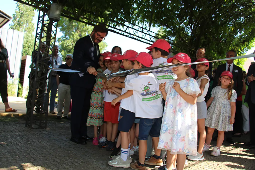 El alcalde, Vasco Ferrás, ofreció a los niños participar en la inauguración de las decimo octava edición.