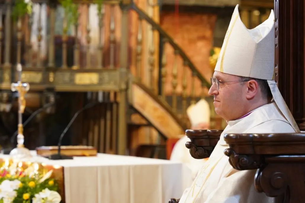 Francisco Prieto Fernández, nuevo arzobispo de Santiago de Compostela: “Con todos quiero caminar, como hermano en la fe, como vuestro pastor”
3 de junio de 2023
Cerca de treinta cardenales, arzobispos y obispos españoles, junto al nuncio apostólico, monseñor Bernardito Auza, acompañaron a mons. Francisco Prieto este sábado en la ceremonia de presentación y toma de posesión como nuevo arzobispo de Santiago de Compostela, tras suceder a  Julián Barrio..