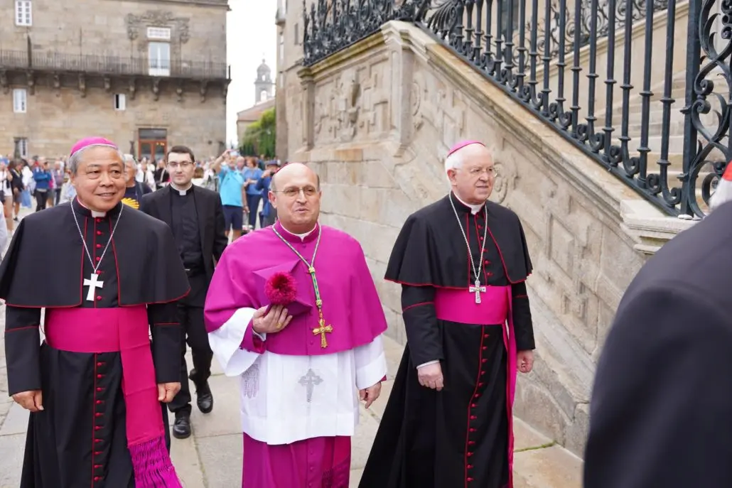 Francisco Prieto Fernández, nuevo arzobispo de Santiago de Compostela: “Con todos quiero caminar, como hermano en la fe, como vuestro pastor”
3 de junio de 2023
Cerca de treinta cardenales, arzobispos y obispos españoles, junto al nuncio apostólico, monseñor Bernardito Auza, acompañaron a mons. Francisco Prieto este sábado en la ceremonia de presentación y toma de posesión como nuevo arzobispo de Santiago de Compostela, tras suceder a  Julián Barrio.