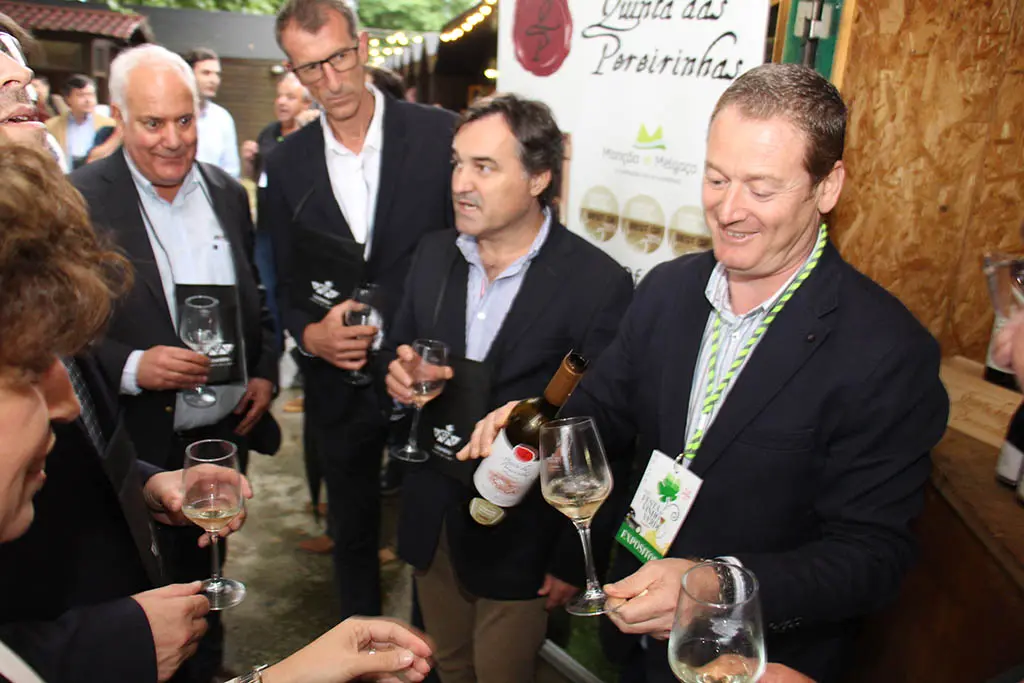 João Pereira de Quinta das Pereirinhas da a degustar ao alcalde e os seus concelleiros o seu viño.