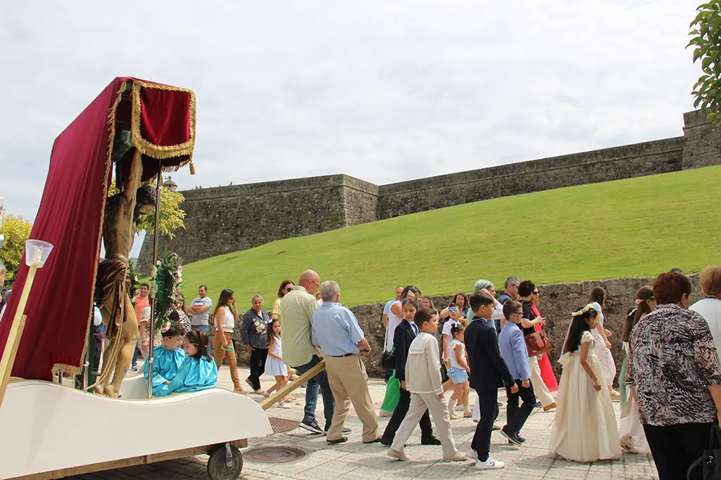 A procesión coSanto Cristo da Vitoria de Salvaterra sube cara a porta da Oliva, na praza do Castelo..