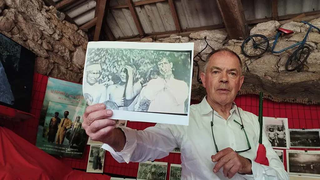 Maximino Fern&aacute;ndez Send&iacute;n muestra una de las fotos de la exposici&oacute;n.