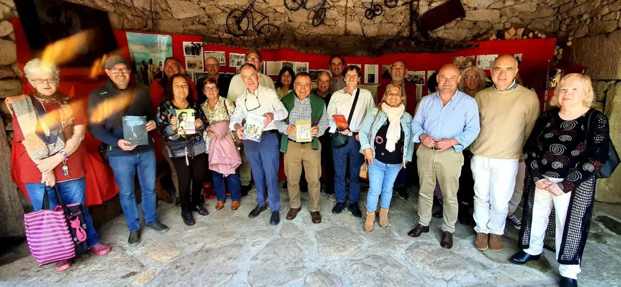 Algunos de los invitados a la inauguraci&oacute;n de la exposici&oacute;n sobre Alfonso Gra&ntilde;a, el gallego Rey de los J&iacute;baros, y Alfredo Rodr&iacute;guez Bay&oacute;n, el piloto accidentado en el Amazonas.