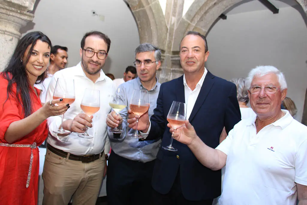 La artista invitada, Rita Sá Lima, con el primer teniente de alcalde, Paulo Barreiro, y el presidente de la Asamblea, João Mimoso, y dos organizadores de la muestra.