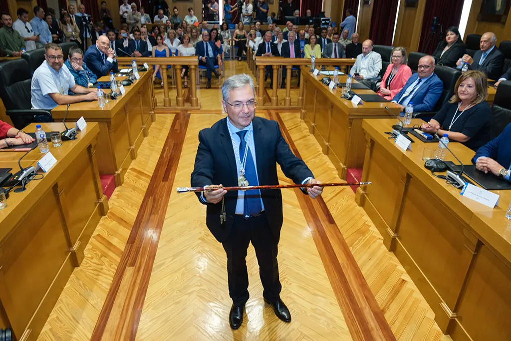 O presidente da Xunta, Alfonso Rueda, asiste á sesión constitutiva da corporación provincial de Ourense na que Luis Menor Roi elixido presidente. Deputación de Ourense, 17/7/23.