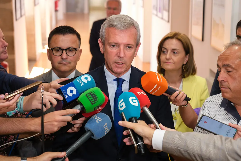 O presidente da Xunta, Alfonso Rueda, asiste á sesión constitutiva da corporación provincial de Ourense na que Luis Menor Roi elixido presidente. Deputación de Ourense, 17/7/23.