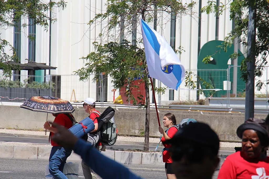 Al terminar un grupo llevaba la bandera de Galicia.