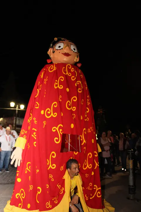 Un descanso para seguir llevando a la gigante Matilde.
