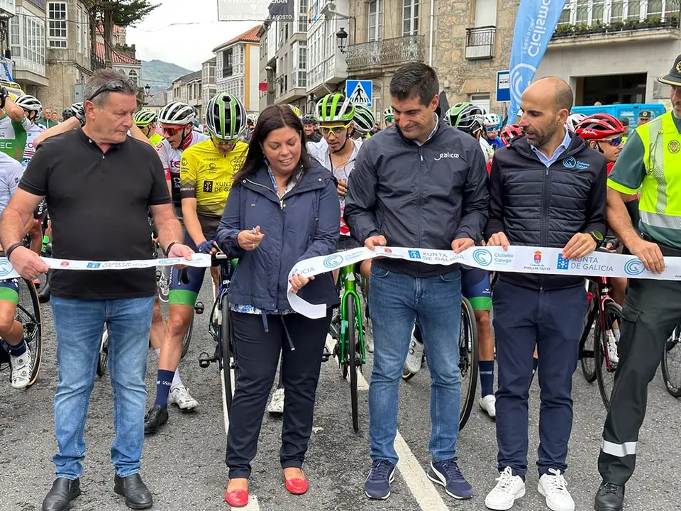 El delegado territorial de la Xunta en Ourense, Gabriel Alén,  asistió esta mañana a la salida de etapa de la XXI Volta Ciclista a Galicia, en A Pobra de Trives.
