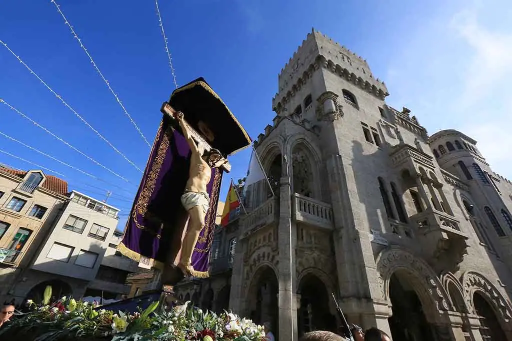 O Santísimo Cristo da Agonía polas rúa porriñesas acompañado de miles de fieis.