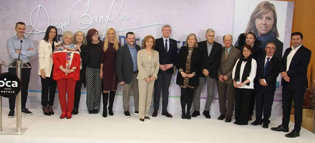 La directiva de la APG con el presidente de la Xunta, Alfonso Rueda, y la premiada, Aida Pena.