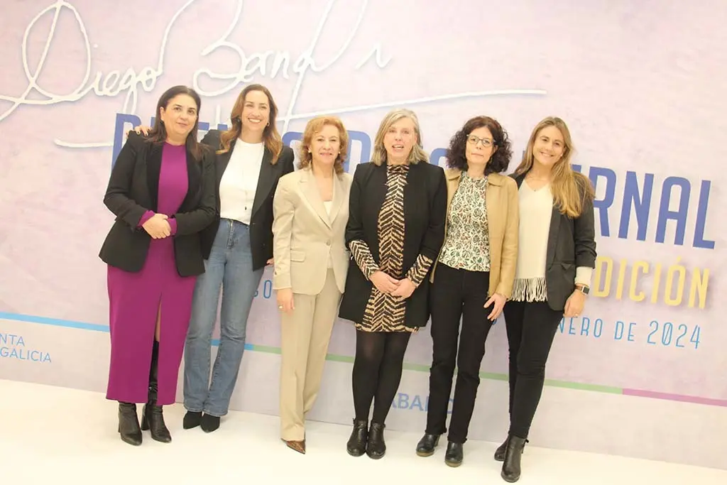 A presidenta da APG, Maria M&eacute;ndez, a premiada co Diego Bernal, Aida Pena, e as presidentas das asociaci&oacute;ns provinciais da prensa.