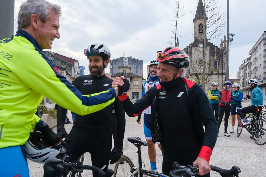 O presidente do Goberno galego, Alfonso Rueda, fará un percorrido en bicicleta para promocionar a proba O Gran Camiño entre a praza de Bugallal de Ponteareas e o monte Aloia (Tui), 28/1/24. Na imaxe saúda a Álvaro Pino e Ezequiel Mosquera.
