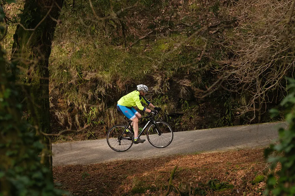 O presidente do Goberno galego, Alfonso Rueda, fai un percorrido en bicicleta para promocionar a proba O Gran Camiño entre a praza de Bugallal de Ponteareas e o monte Aloia (Tui), 28/1/24. DAVID CABEZÓN.