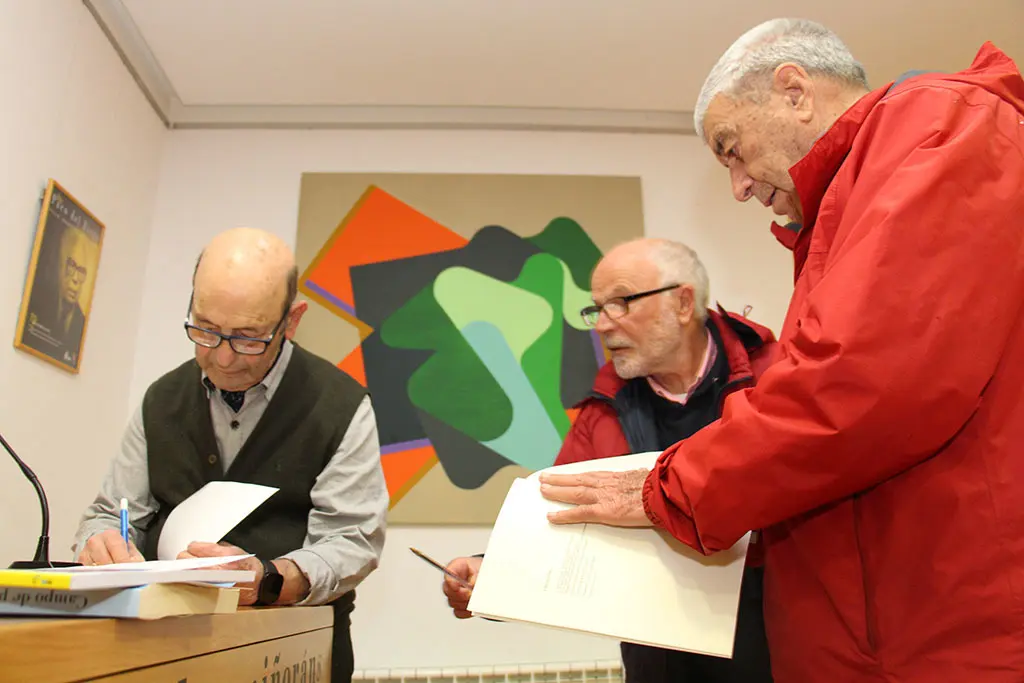 Mouriño asinando exemplares do seu 'Campo de Pullas'.