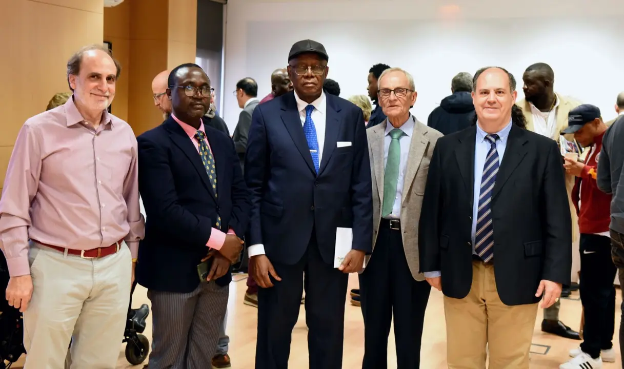 Enrique, de la Fundación Amigos de Monkole, Hillary el principal enlace camerunés con la embajada de Camerún y con la comunidad camerunesa, el Embajador, Juan Luis G. Hermoso y Pablo Pérez-Tomé al final del acto.