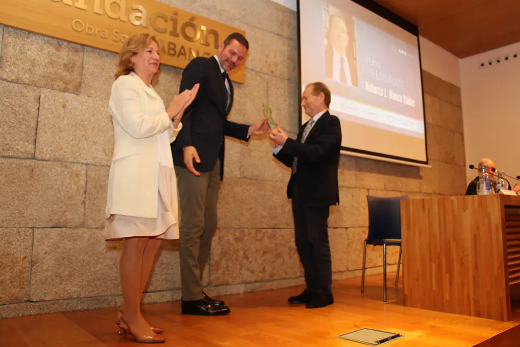 Roberto L. Blanco Valdés recibe el premio de mans do conselleiro de Cultura, López Campos, en presencia de la presidenta de la APG, María Méndez.