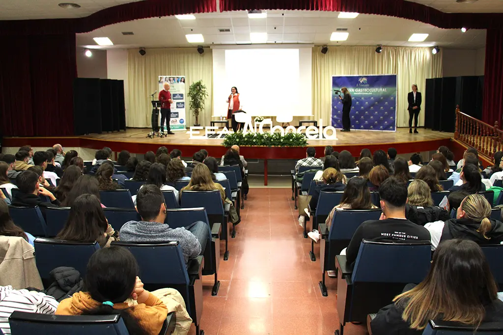 La presidenta de la EFA, Mari Carmen Gil; la directora, Lara Fernández, el vicepresidente, Serafín Domínguez y tres ponentes de la jornada.