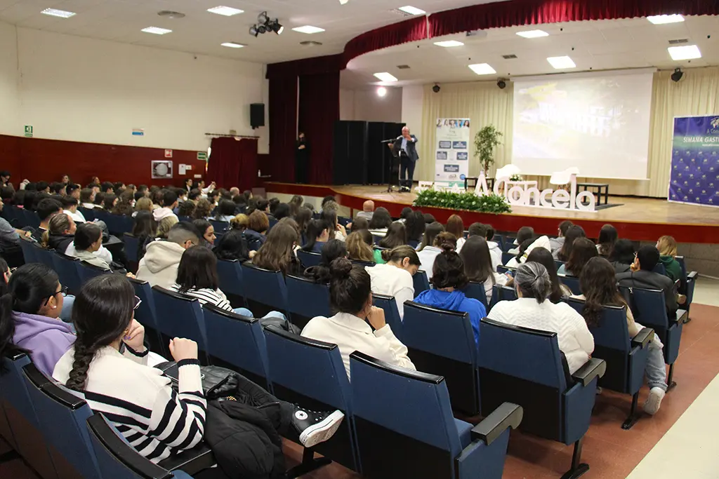 El auditorio José Gil de As Neves estaba lleno de estudiantes de A Cancela.